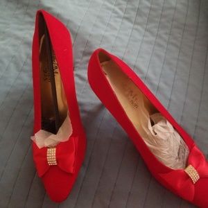 New red size 9 high heels